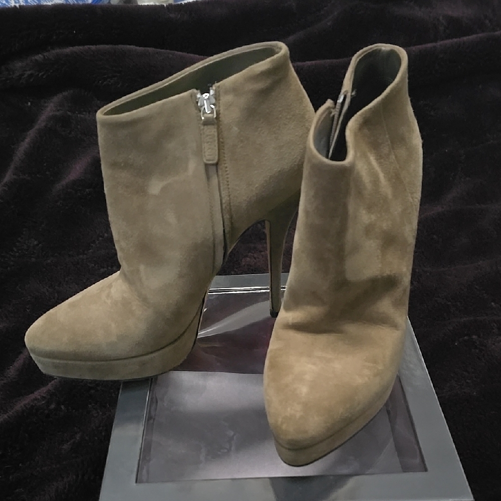 GUCCI Elegant Tan Suede Ankle Boots